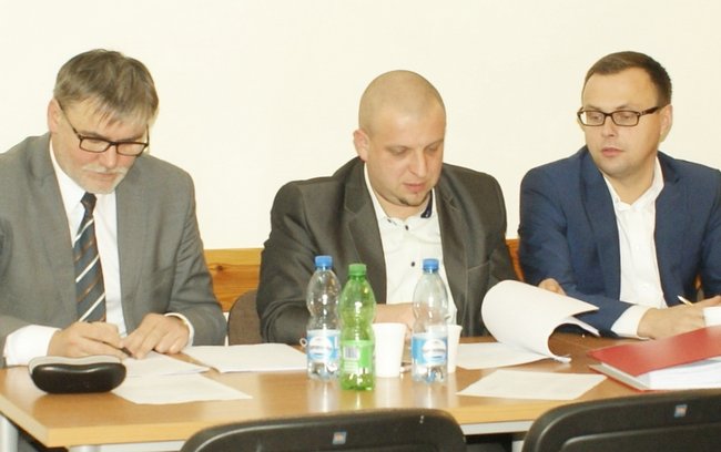 Na pytania radnych odpowiadali (od lewej): wójt Waldemar Grochowski, sekretarz Mariusz Majewski i skarbnik Sebastian Bach