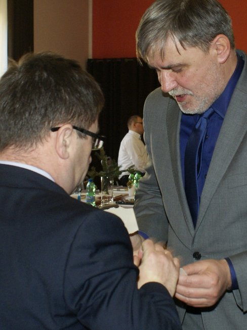 Marek Warcholiński (z lewej) i wójt Waldemar Grochowski złożyli sobie życzenia