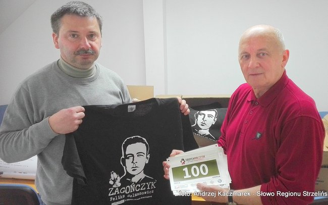 Organizatorzy - przewodniczący Klubu Gazety Polskiej w Strzelinie Paweł Laszczyński (z lewej) i Kazimierz Kubisz, prezentują koszulki i numery startowe, jakie otrzymają wszyscy uczestnicy imprezy
