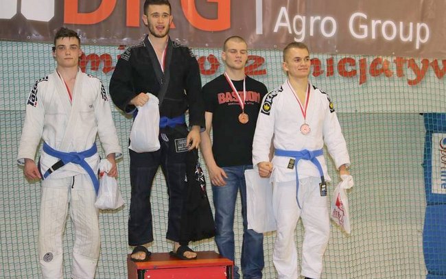 Szczepan Bajtek (z lewej) zajął drugie miejsce w kat. ,,niebieskie pasy” NO GI – 74 kg (fot. Paweł Pukalski - Pukała)