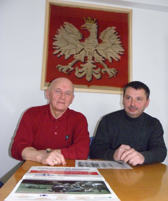 Paweł Laszczyński (z prawej) i Kazimierz Kubisz z Klubu Gazety Polskiej w Strzelinie przedstawili program zbliżającego się biegu 
