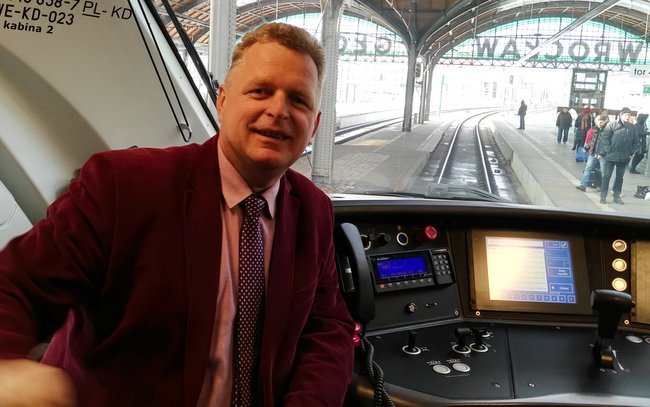 Stan techniczny infrastruktury na tej linii uniemożliwia wznowienie ruchu pociągów towarowych bez przeprowadzenia prac odtworzeniowych - powiedział Artur Gulczyński, dyrektor wydziału transportu UMWD