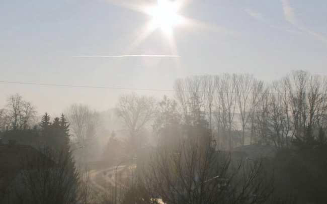 Mgła w słoneczny dzień? Nie, to smog nad Strzelinem. Foto: Zb. Kazimierowicz