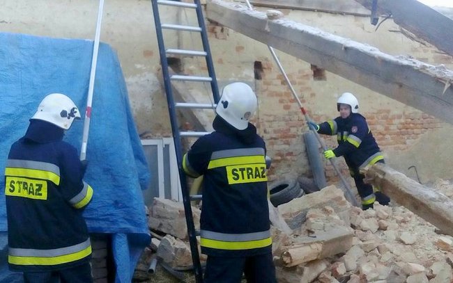 Strażacy zabezpieczyli uszkodzony dach. Foto: facebook OSP KSRG Wiązów