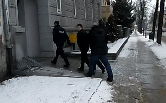 We wtorek, 3 stycznia, 26-letni obywatel Kanady został doprowadzony przez strzelińskich policjantów do Sądu Rejonowego w Strzelinie, gdzie zapadł wyrok w sprawie wnioskowanego dla niego przez prokuraturę aresztu tymczasowego. Foto: KPP Strzelin