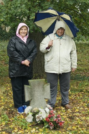 Jeden z grobów znajduje się w Wyszonowicach. Na zdjęciu Bogusława Cymbalup (po lewej) i Barbara Chłoń
