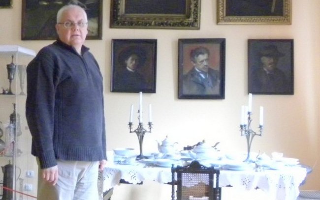 Kustosz Jarosław Żurawski w sali Langera