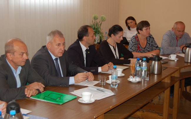 Skarbnik Zbigniew Szul (drugi z lewej) przedstawił radnym zmiany w budżecie gminy