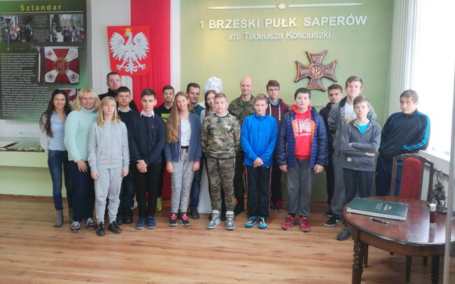 Uczestnicy Konkursu Wiedzy o Wojsku Polskim wraz z organizatorami