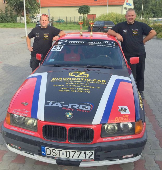 Jarosław Niedźwiecki (z prawej) z pilotem Mirosławem Jakubowskim przy swoim BMW E36 (źródło: J. Niedźwiecki)