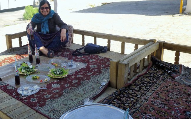 Spożywanie posiłków tak, jak czynią to Irańczycy, jest dla Europejczyka sporym wyzwaniem