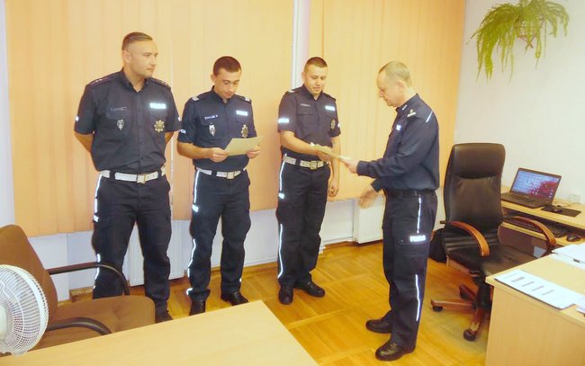 Strzelińscy policjanci otrzymali listy gratulacyjne za pełną poświęcenia służbę podczas wyjątkowych wydarzeń