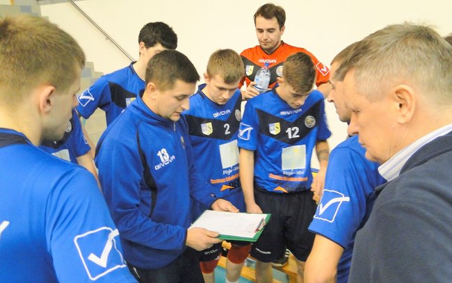 Trener Tygrysów Mateusz Synówka udziela rad swoim zawodnikom