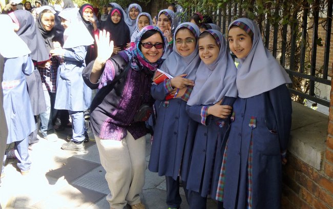 Wśród przyjaznych tubylców przed irańską szkołą