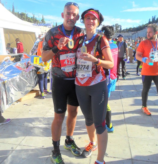 Monika Łukasik - Duszyńska wraz z mężem Tomaszem prezentują wspaniałe medale jakie otrzymali po ukończeniu maratonu