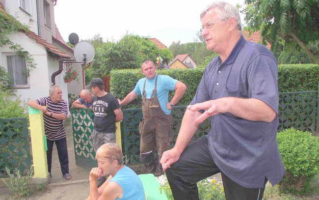 W czerwcu grupa mieszkańców Wyszonowic spotkała się z burmistrzem Wiązowa Jerzym Krochmalnym w sprawie kłopotów z wodą w części wioski (na pierwszym planie zdjęcia Wojciech Piasecki)
