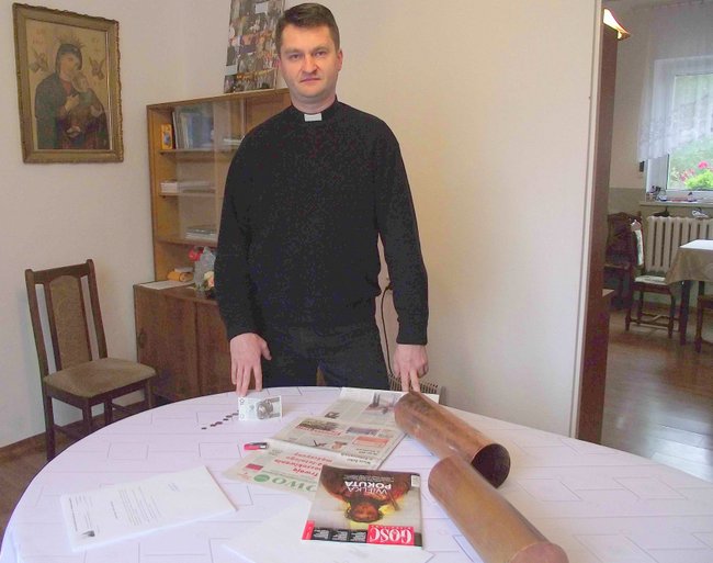 Proboszcz parafii w Kucharzowicach umieścił w kapsule czasu kilka ważnych przedmiotów