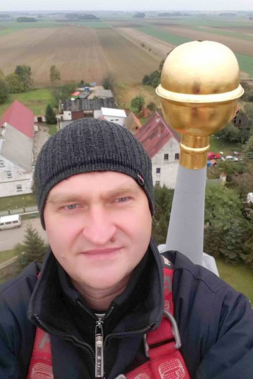 Ksiądz Waldemar Cwynar zrobił selfie na tle wyremontowanej wieży