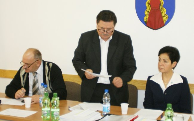 Wiceprzewodniczący Marian Pogoda (w środku) uważał, że za drogę do Mańczyc trzeba zapłacić. Obok Grażyna Kosińska i Krzysztof Chaberski