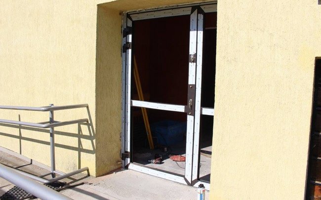 Zakres robót obejmuje m.in. demontaż istniejących drzwi zewnętrznych (fot. UMiG Strzelin)