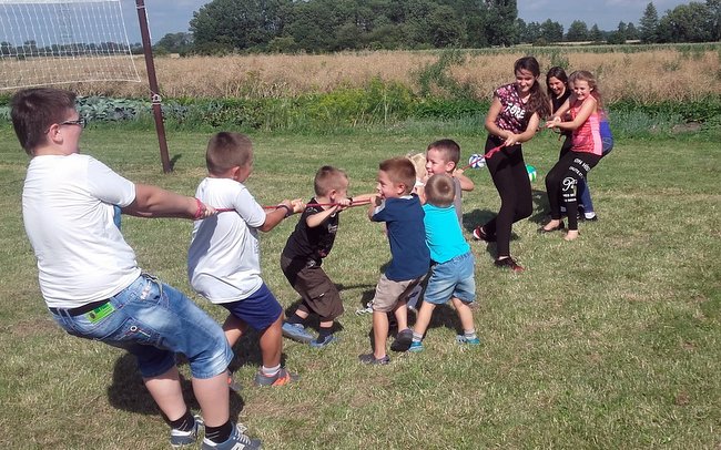 Jedną z konkurencji dla dzieci było przeciąganie liny (foto. mieszkańcy)