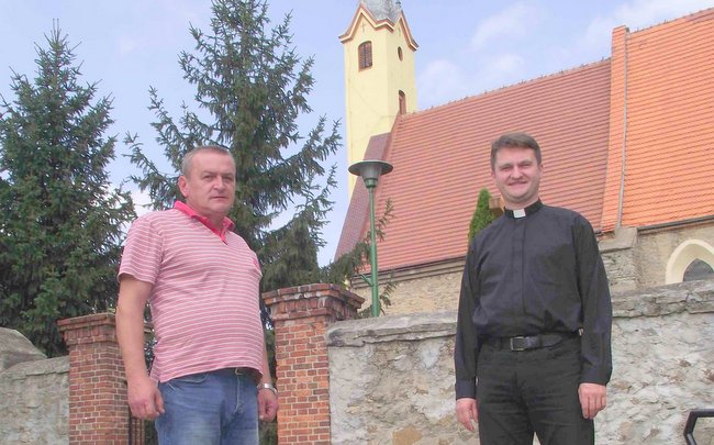 Proboszcz parafii w Kucharzowicach ks. Waldemar Cwynar i członek rady parafialnej Czesław Maraj opowiadają o remoncie dachu na wieży kościoła