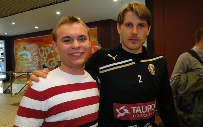 Krzysztof Ostrowski (z prawej), który w sezonie 2015/2016 był piłkarzem Śląska Wrocław, z dziennikarzem Słowa