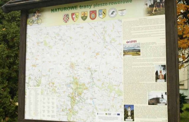 Mapa tras naturowych stoi przed urzędem gminy