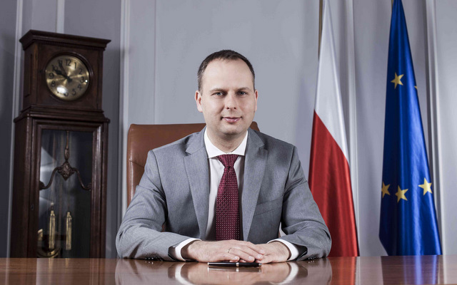 Wojewoda Dolnośląski podjął decyzję o wstrzymaniu uchwały Zarządu Województwa Dolnośląskiego w sprawie odwołania dyrektora Teatru Polskiego Cezarego Morawskiego. 
