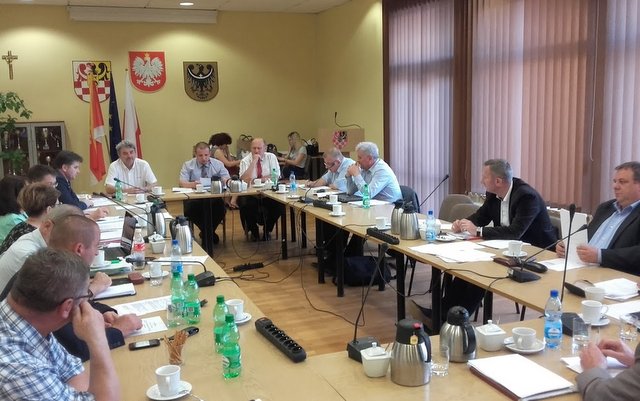 Na ostatniej sesji Rady Powiatu Strzelińskiego radni żywiołowo dyskutowali nad nowym statutem starostwa