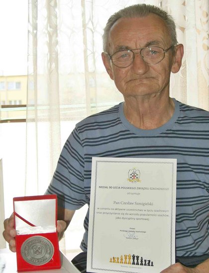 Czesław Szmigielski prywatnie z medalem i dyplomem 90-lecia PZSzach