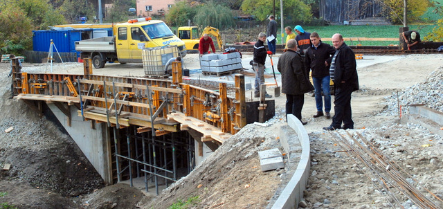 Do końca października wykonawca powinien zakończyć remont mostu w Wójcinie 