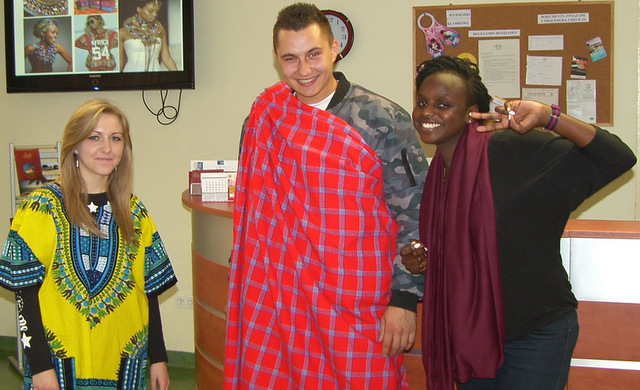 Uczniowie z Ludowa Polskiego mieli również okazję przymierzyć tradycyjne stroje Masajów