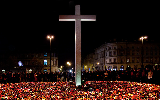 Kwiaty i znicze złożone przez mieszkańców Warszawy ofiarom katastrofy prezydenckiego samolotu w dniu 10.IV.2010. Foto: wikipedia