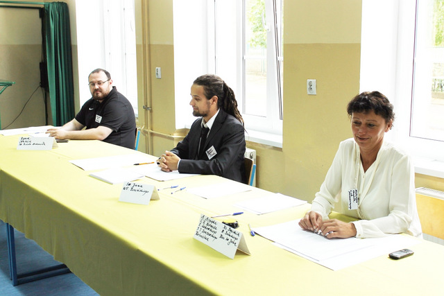 Obwodowa komisja do spraw referendum nr 4 w Strzelinie (Technikum) w składzie - Katarzyna Olejnik, Kacper Stępień i Krzysztof Gil (od prawej)