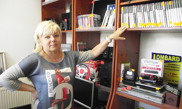 Beata Szutenbach, współwłaścicielka jednego z lombardów w Strzelinie, pokazuje, jakie przedmioty najczęściej przynoszą klienci