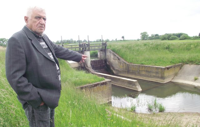 Lesław Horodecki, prezes PZW w Wiązowie, otrzymuje wiele sygnałów od wędkarzy w związku z niskim stanem wody w Oławie
