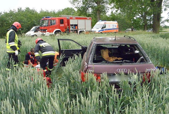 Strażacy udzielili pomocy medycznej kierowcy poszkodowanemu w wypadku
