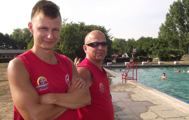 Artur Partyka (z lewej) i Henryk Kędzior pilnują bezpieczeństwa na basenie miejskim w Strzelinie. Ratownicy podkreślają, że najczęstszą przyczyną utonięć jest alkohol i brawura