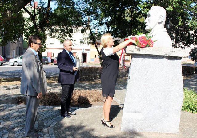 Przedstawiciele lokalnych władz samorządowych  i Towarzystwa Miłośników Ziemi Strzelińskiej złożyli kwiaty pod pomnikiem strzelińskiego noblisty