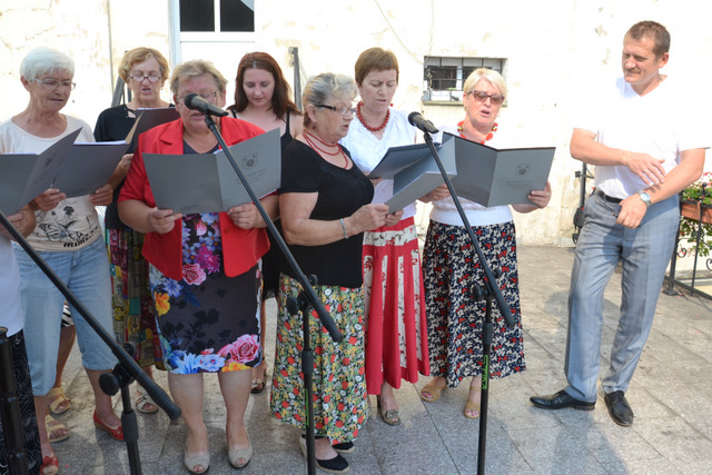 Zespół „Skrzydła Ateny” swój pierwszy występ zaliczył na balkonie wiązowskiego ratusza (fot. Karolina Pawlak, UMiG Wiązów)
