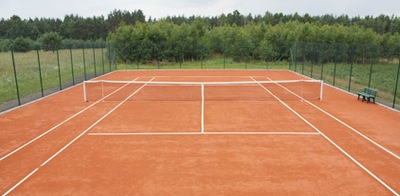 Budowa kortów tenisowych ziemnych w Strzelinie, takich jat ten na zdjęciu. To jeden z wniosków do BO