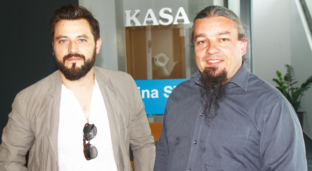 Na pokaz filmu przyjechał także aktor Marcin Zacharzewski (po lewej). Obok strzeliński reżyser Tomasz Protokowicz
