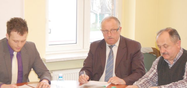 Radny Julian Kaczmarek (z prawej) zarzucił władzom rozrzutność. Na zdjęciu także Michał Ostrowski i Stanisław Furdykoń (wśrodku)