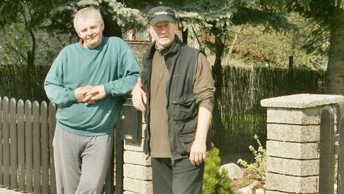 Pan Janek Wojtaczka (z lewej) i Waldemar Łuzny narzekają na wysokie krawężniki