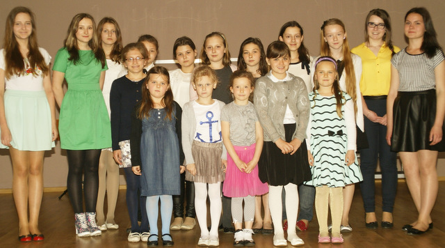 Uczestniczki I Konkursu Piosenki Polskiej na wspólnym zdjęciu