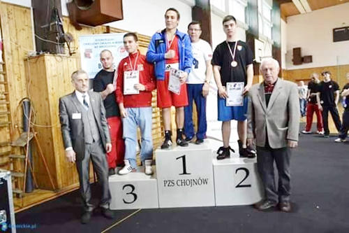 Tymoteusz Kłys (drugi z lewej) na podium turnieju w Chojnowie