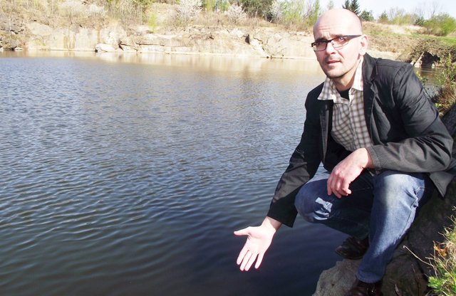 Zdaniem Tomasza Mondrzejewskiego, woda w wyrobisku po byłym kamieniołomie w Gęsińcu została zanieczyszczona. Zwrócił się do gminy Strzelin o jej zbadanie
