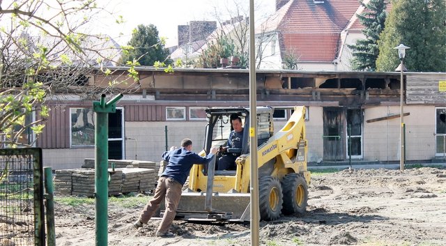  Pracownicy CUKiT w Strzelinie wykonują prace związane z zagospodarowaniem terenu