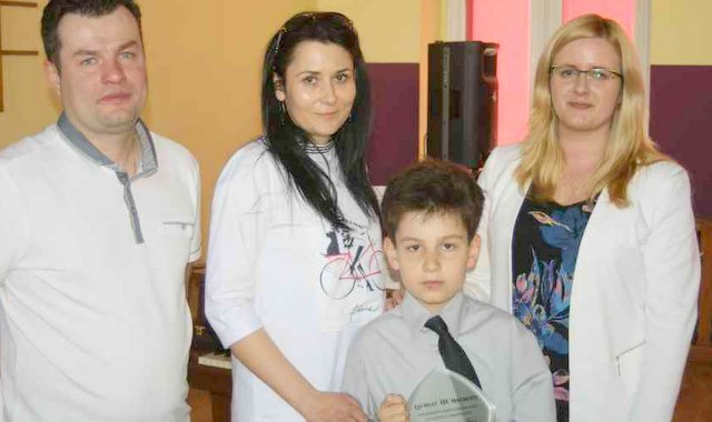 Jacek Sobko Michał z rodzicami (po lewej) i panią, która uczy go gry na fortepianie